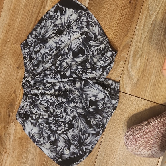 Lululemon Hotty Hot Short II *Long Sizs 6T - Picture 2 of 6